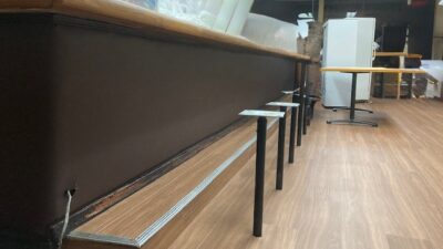 飲食店カウンター下のレザー張替え