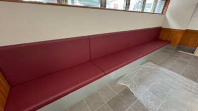 飲食店のベンチシート新設