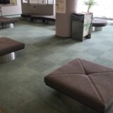 公共施設のロビーのベンチ張替え