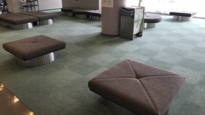 公共施設のロビーのベンチ張替え