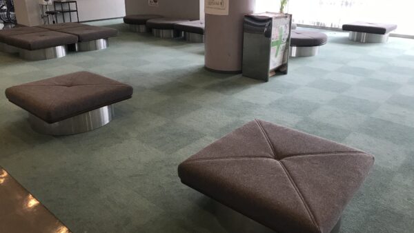 公共施設のロビーのベンチ張替え